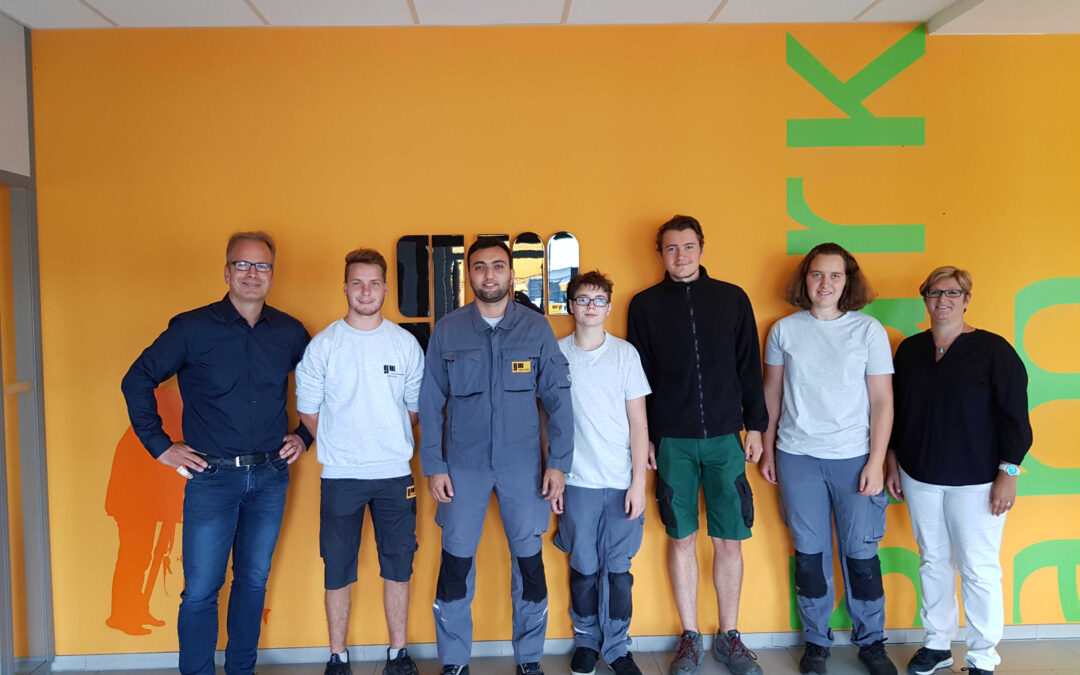 Fünf neue Azubis starten bei gm ins Berufsleben