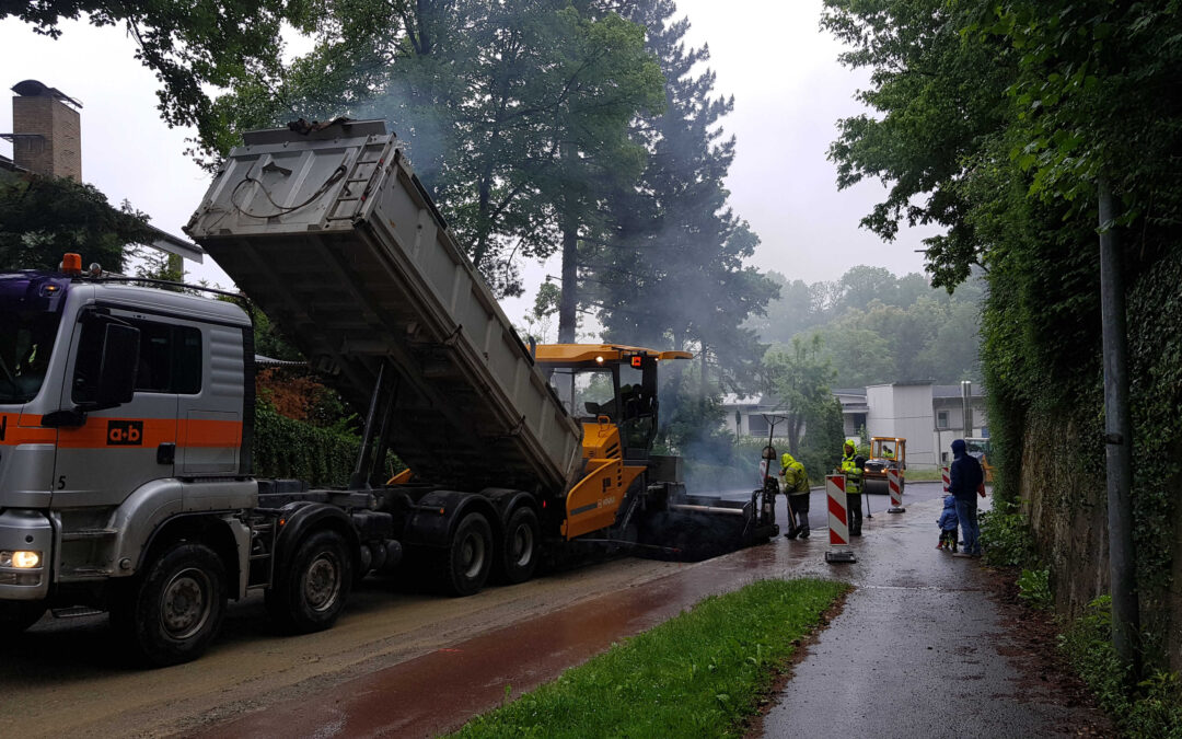 Asphaltkolonne in der Birkenharder Straße Biberach