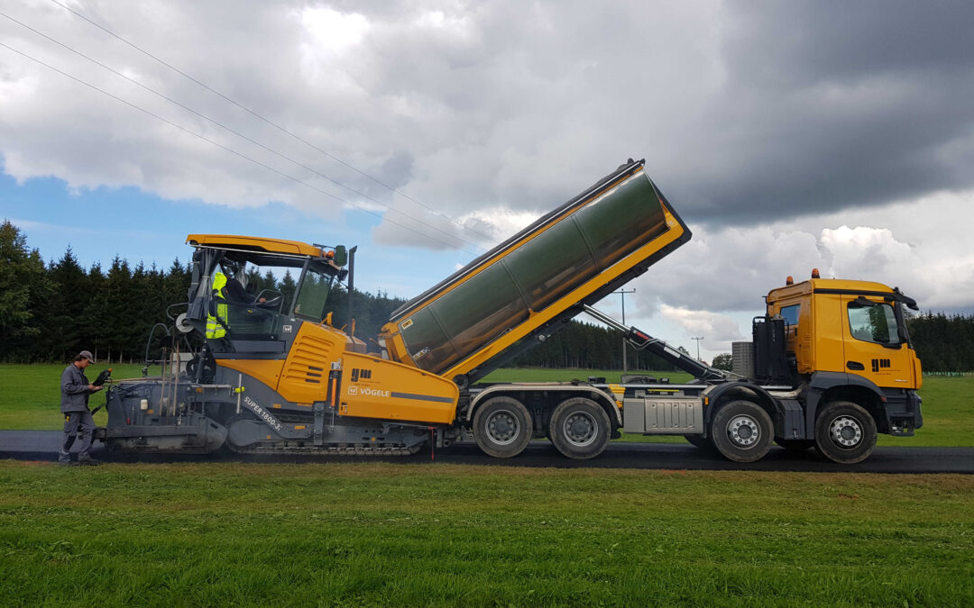 Asphalteinbau in ländlicher Idylle